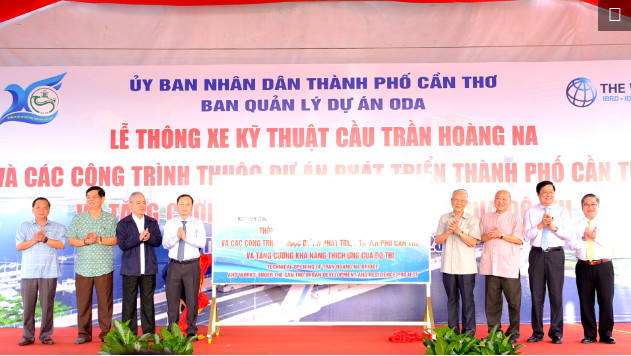 Các đại biểu thực hiện nghi thức thông xe kỹ thuật công trình cầu Trần Hoàng Na và các công trình thuộc Dự án 3.