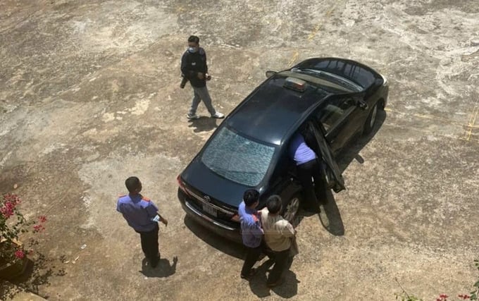 Chấp hành viên Vương Thanh Hải bị Cơ quan điều tra, VKS Tối cao dẫn giải ra xe. Ảnh: LA