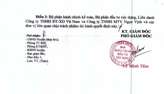 Phó Giám đốc Ban QLDA Tân Hưng - ông Lê Minh Tầm đã ký Quyết định phê duyệt liên danh Công ty TNHH ĐT - XD Vũ Nam và Công ty TNHH MTV Ngọc Vịnh trúng thầu với giá 6.600.000.000 đồng. Nguồn: MSC