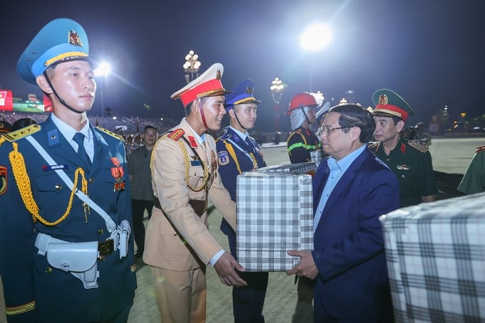 Thủ tướng Phạm Minh Chính tặng quà các lực lượng tham gia buổi sơ duyệt - Ảnh: VGP/Nhật Bắc