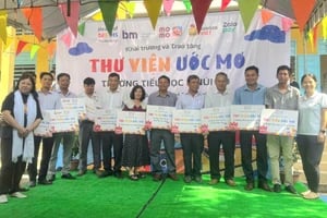 An Giang trao tặng Thư viện ước mơ cho các trường tiểu học trong tỉnh.