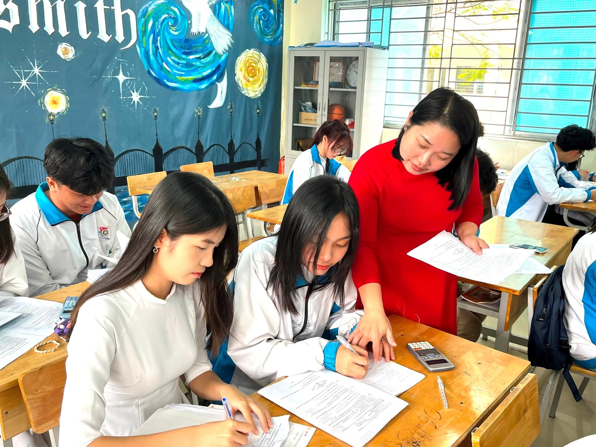 Các trường học duy trì tốt việc ôn tập cho học sinh cuối cấp. Ảnh: Thống Nhất