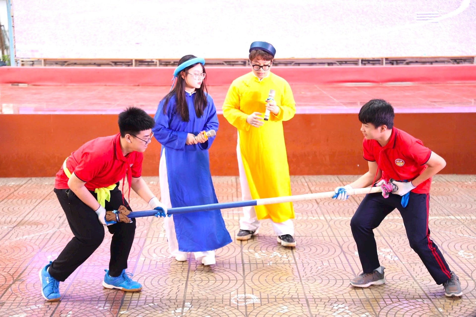 Các trò chơi dân gian mang lại không khí sôi động trong cuộc thi. Ảnh: Thống Nhất