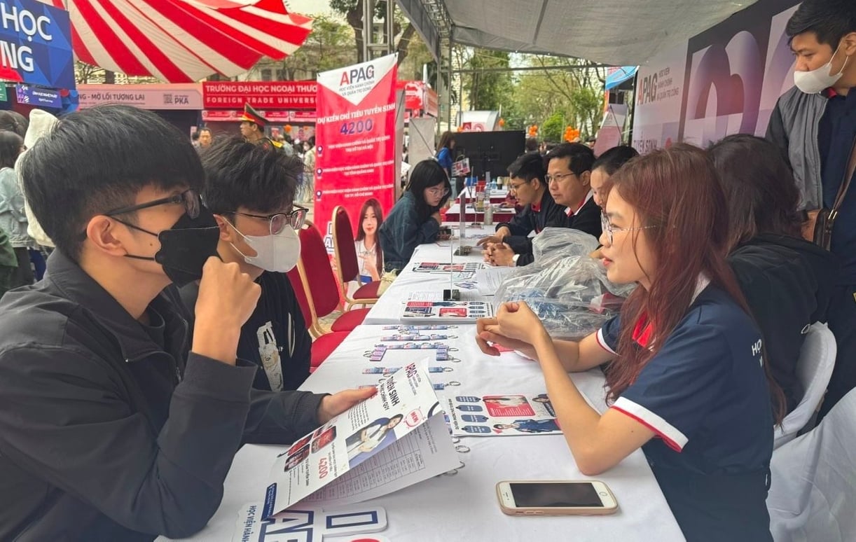 Thí sinh tìm hiểu thông tin tuyển sinh của trường đại học. Ảnh: Nguyễn Hoài.