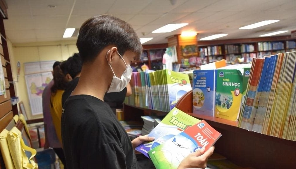 Học sinh tìm mua SGK tại hiệu sách. Ảnh: Hoàng Chiến.
