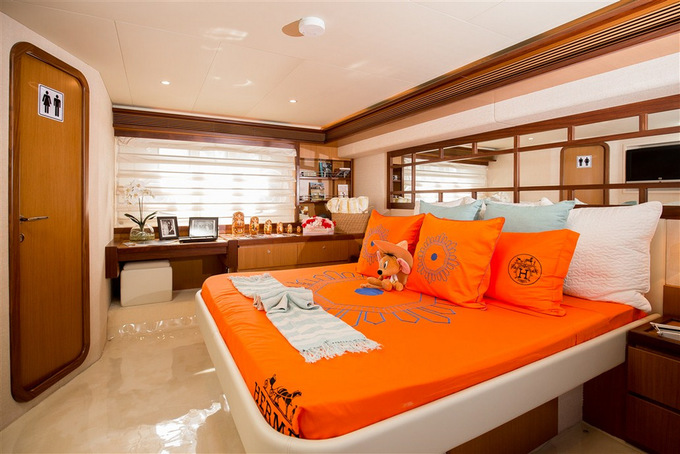 Du thuyền có thiết kế nội thất cao cấp với ba phòng ngủ và một phòng sinh hoạt dành cho thuyền viên.