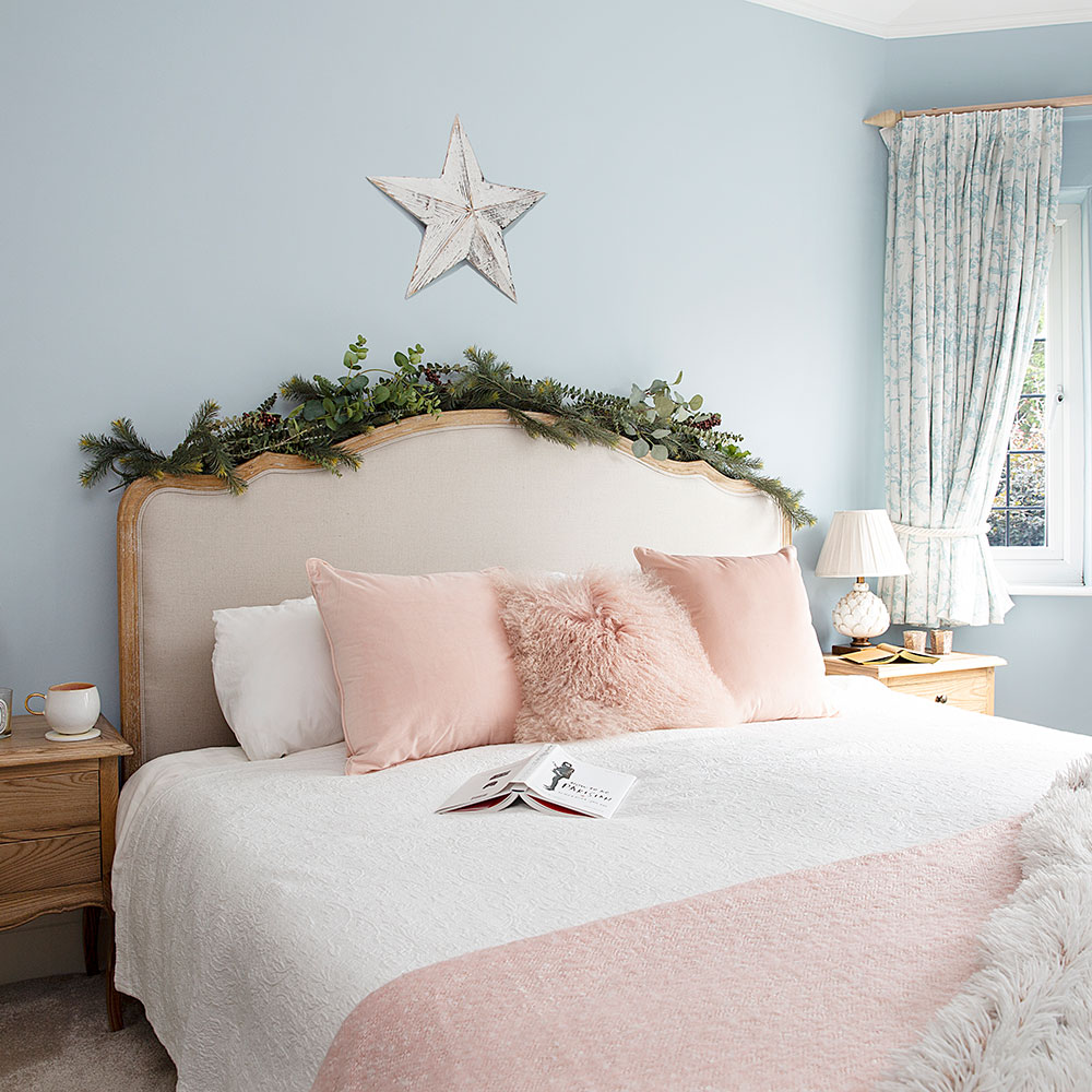 Christmas-bedroom-decor-1