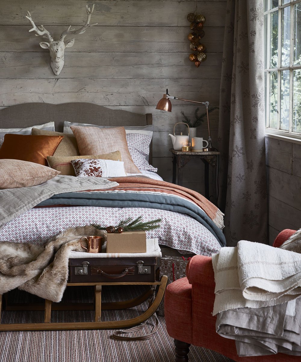 Christmas-bedroom-decor-with-wood-and-natural-material