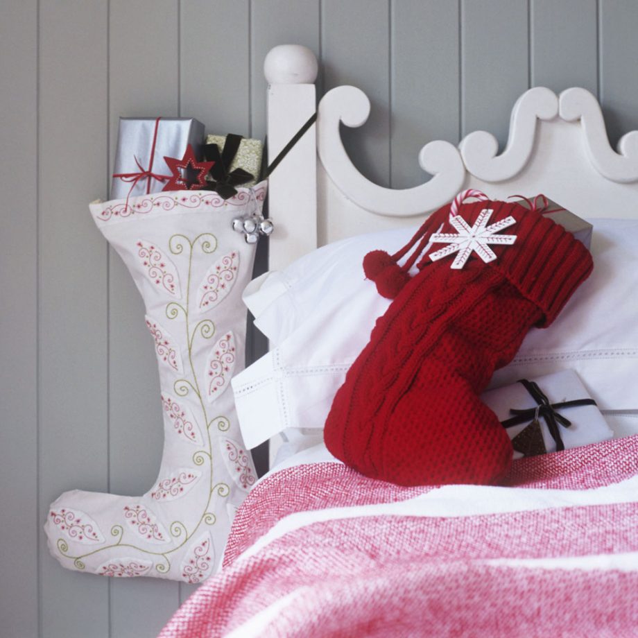christmas-bedroom-decorating-with-stockings-and-gifts-920x920