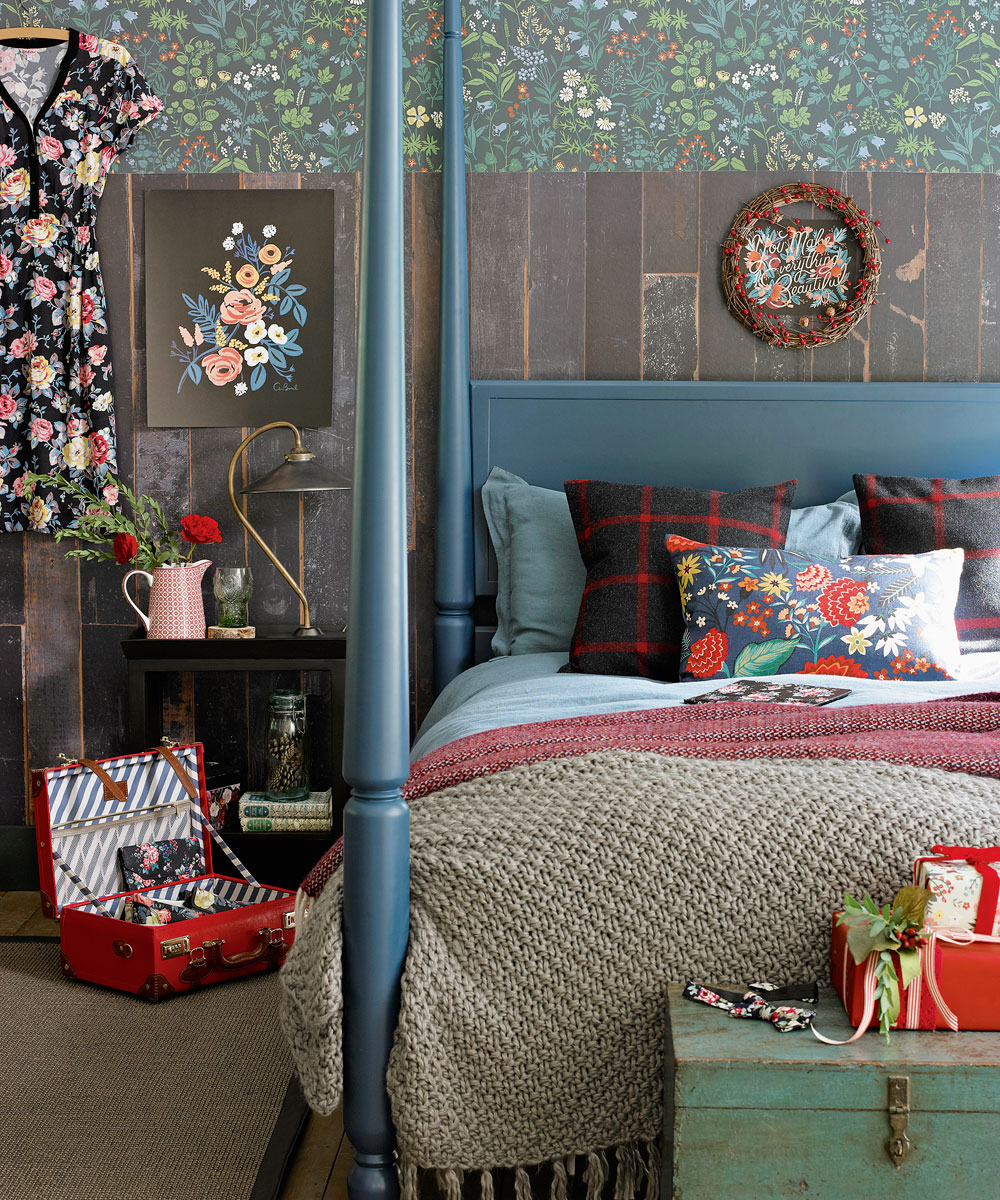 Christmas-bedroom-ideas-with-folk-accessories
