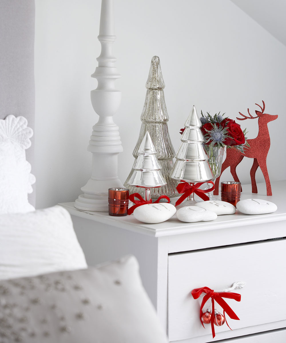 White-bedroom-with-red-Christmas-decorations
