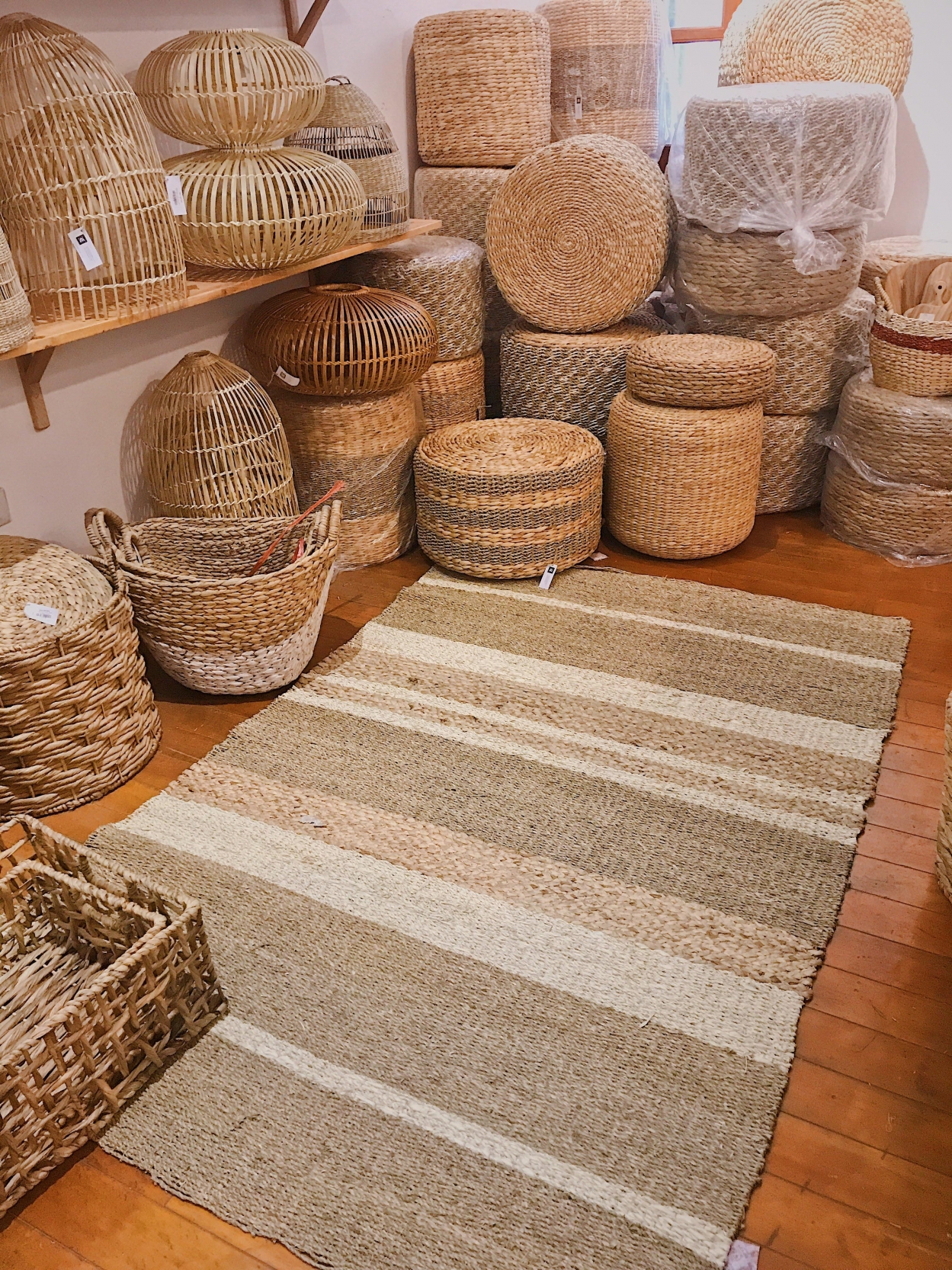 Thảm được đan trơn bởi sợi lục bình, màu tự nhiên, an toàn cho sức khỏe và thân thiện với môi trường.