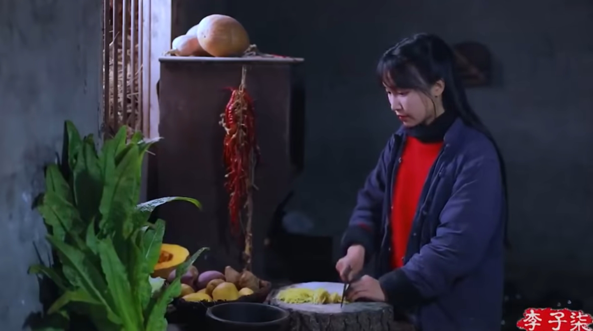 Nếu để ý kĩ, bạn có thể nhìn thấy trong gian bếp ấm cúng của nàng Lý Tứ Xuyên có rất nhiều hoa khô, rau củ quả khô, trái cây... vừa là nguyên liệu nấu ăn vừa dùng trang trí bếp.