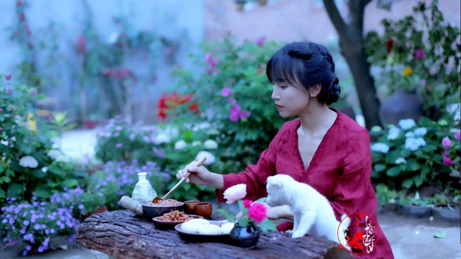 Vườn của Lý Tử Thất là nơi lý tưởng cô thưởng thức bữa sáng cùng thú cưng và bà nội.