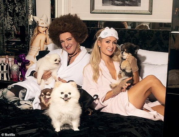 Bộ ảnh mới của Paris Hilton và danh hài Chris Lilley chụp cùng đàn chó.