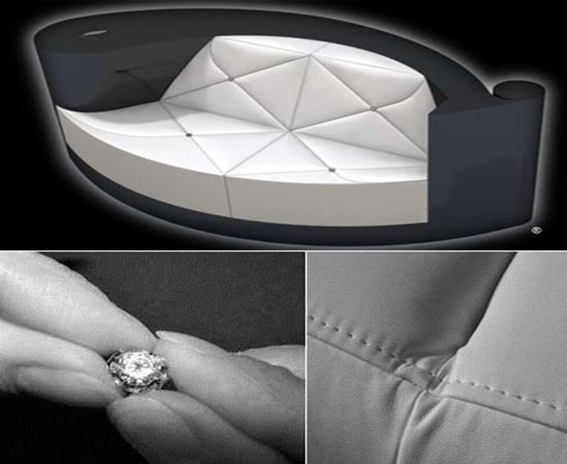 Chiếc sofa nạm kim cương sẽ khiến người ngồi trên nó có cảm xúc hết sức đặc biệt.