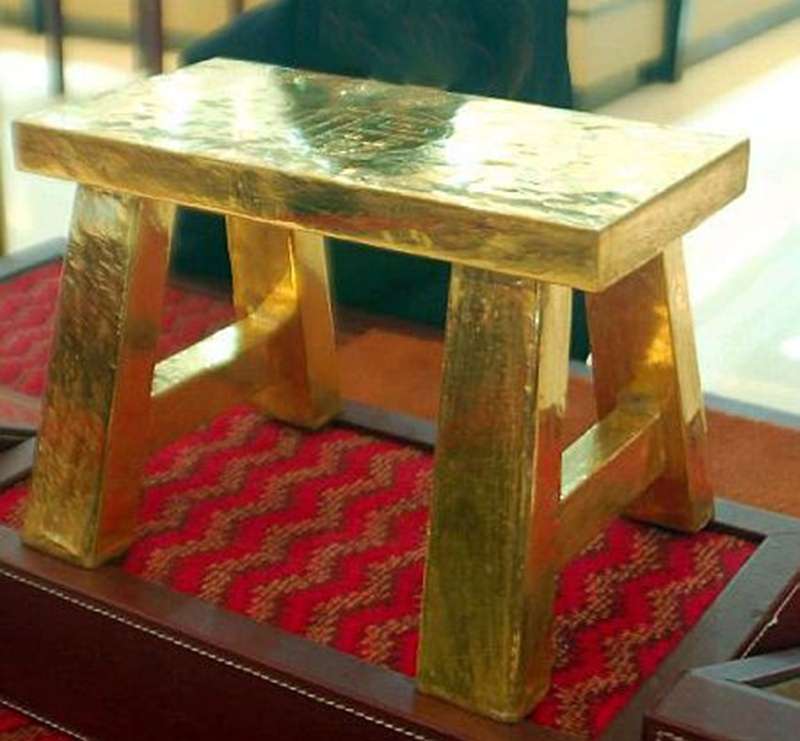 Ngồi trên chiếc ghế này, bạn sẽ biết cảm giác đặt người lên toàn bộ vàng rắn như thế nào!