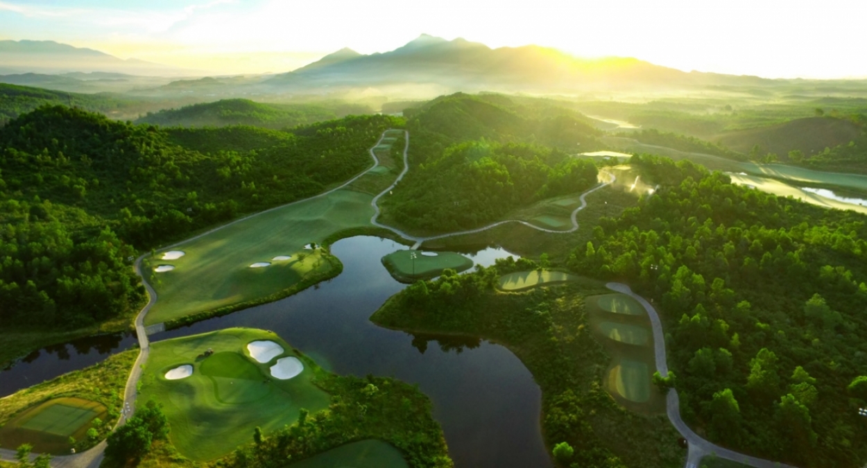 Ba Na Hills Golf Club: Được quản lý bởi IMG – Tập đoàn hàng đầu thế giới về golf và là thiết kế của golf thủ nổi tiếng thế giới Luke Donald.