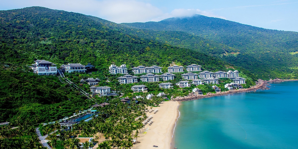 InterContinental Danang Sun Peninsula Resort: Tọa lạc trên sườn đồi với tầm nhìn tuyệt đẹp ra bãi biển riêng thuộc bán đảo Sơn Trà, đây là khu nghỉ dưỡng và spa sang trọng bậc nhất, đã đạt được nhiều giải thưởng quốc tế.