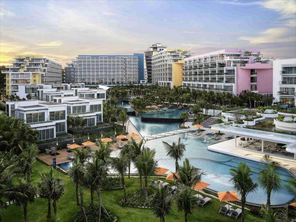 Premier Residences Phu Quoc Emerald Bay: Khu nghỉ dưỡng nằm tại bãi Khem thuộc phía Nam của đảo Phú Quốc, cách thị trấn Dương Đông khoảng 25 km, sở hữu hơn 400 căn hộ được thiết kế tiện nghi và đẳng cấp.