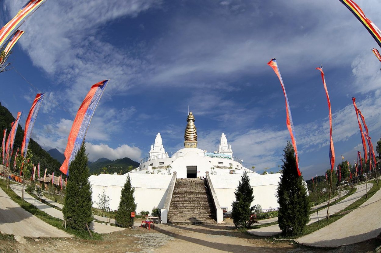 Đại Bảo Tháp Tây Thiên Mandala tọa ở thế phong thủy vững chãi, dựa vào mạch núi thiêng và hướng về biển lớn. Đây là ngôi bảo tháp đầu tiên ở nước ta được kiến lập theo kiến trúc Kim cương thừa của Phật giáo.