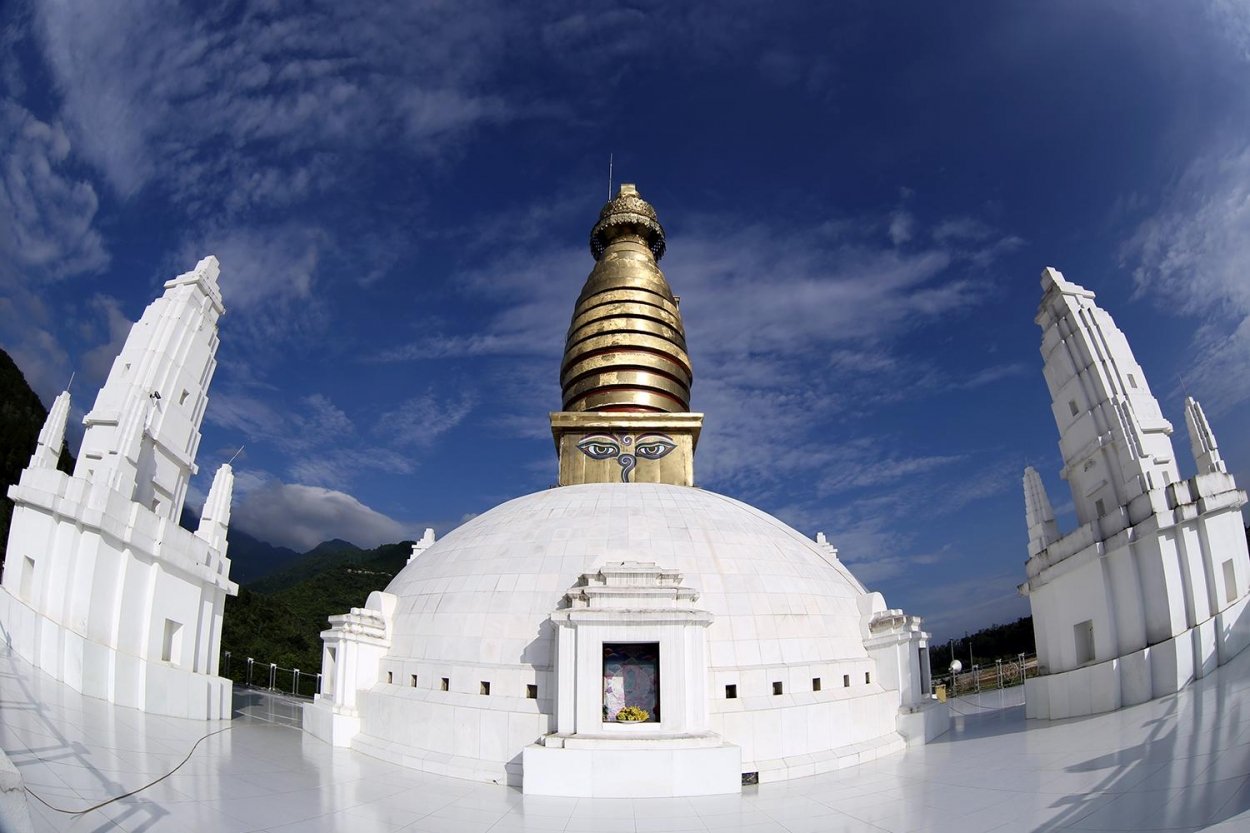 Đích thân Đức Pháp Vương Gyalwang Drukpa - người đứng đầu dòng Truyền thừa Drukpa, một trường phái mới của Phật giáo Tây Tạng đã trực tiếp lựa chọn vị trí, thiết kế và yểm tâm gia trì ngôi Đại bảo tháp.