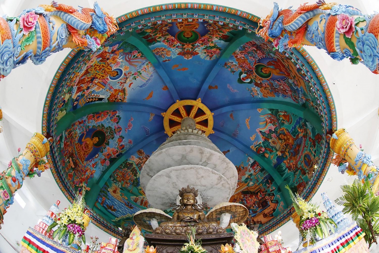 Chính giữa vòng tròn trên cùng là một tòa bảo điện hình vuông 4 tầng, càng lên cao càng thu nhỏ dần, tiêu biểu cho Thân - Khẩu - Ý và Trí giác ngộ. Tám hướng Phật thành đạo được sơn vẽ trong tâm của bảo tháp.