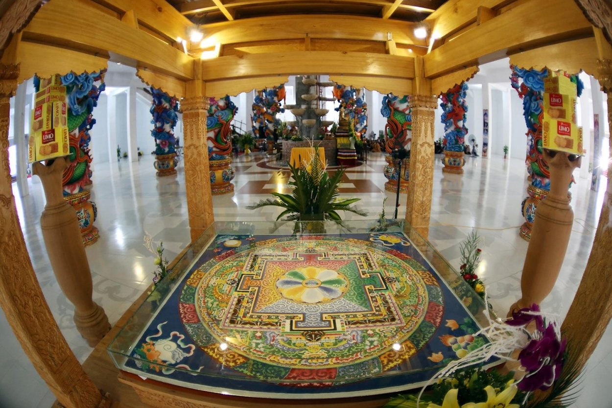 Bên trong tháp, nền của kiến trúc Mandala Tây Thiên khắc họa bốn vòng tròn đồng tâm với bốn màu: Đỏ, xanh dương, xanh lá cây và vàng tượng trưng cho bốn đại: Địa, thủy, hỏa, phong.
