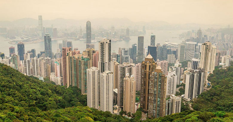 Từ lâu, văn hóa Hồng Kông đã rất coi trọng nghệ thuật sắp đặt đồ vật và thiết kế kiến trúc hòa hợp với thiên nhiên. Chính vì vậy, phong thủy được xem lại yếu tố rất quan trọng để đem lại vận may và thành công cho các tòa cao ốc tại đây. (Ảnh: Lonely Planet)