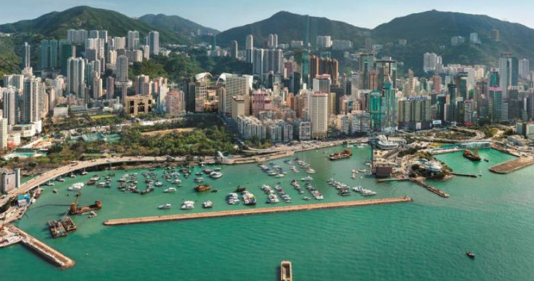 Sự phát triển nhanh như vũ bão của Hồng Kông trong những năm gần đây cũng được cho là nhờ phong thủy tốt. Thành phố này có địa hình núi sau lưng và nước phía trước - một trong những địa hình tốt nhất theo nguyên lý phong thủy. (Ảnh: SCMP)