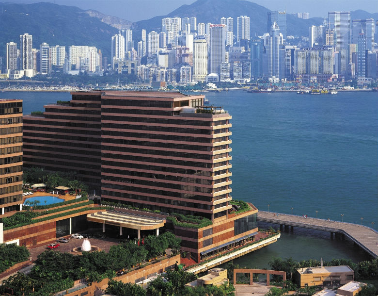 Chính vì lẽ đó, trước khi cao ốc Hồng Kông được xây dựng, người ta thường mời thầy phong thủy tới để lên kế hoạch cho tòa nhà. Thậm chí, ngay cả các công trình kiến trúc và xây dựng lớn ở Hồng Kông cũng đều tuân theo phong thủy. (Ảnh: Booking)