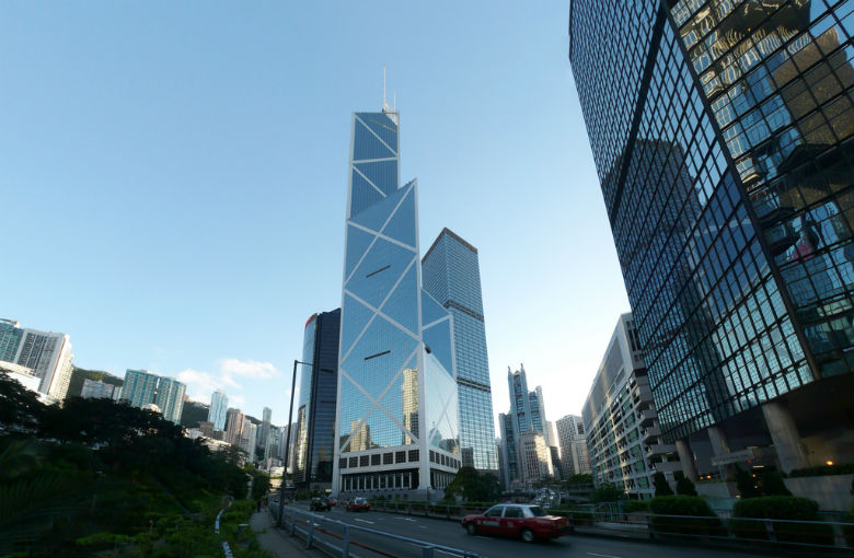 Tòa tháp Bank of China vì không tuân theo các nguyên tắc phong thủy mà bị coi là không may mắn đến mức gần như chẳng có ai thuê. (Ảnh: Architectuul)