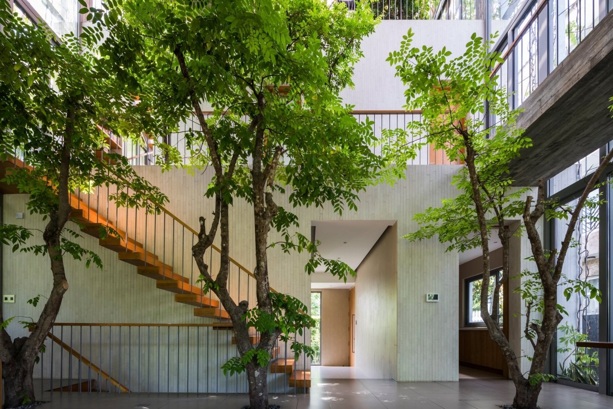 Tại Stepping Park House ở thành phố Hồ Chí Minh, cây cối được trồng trên sàn nhà, cản nắng, làm mát không khí và cung cấp màu sắc xanh rực rỡ sống động cho toàn bộ thiết kế.