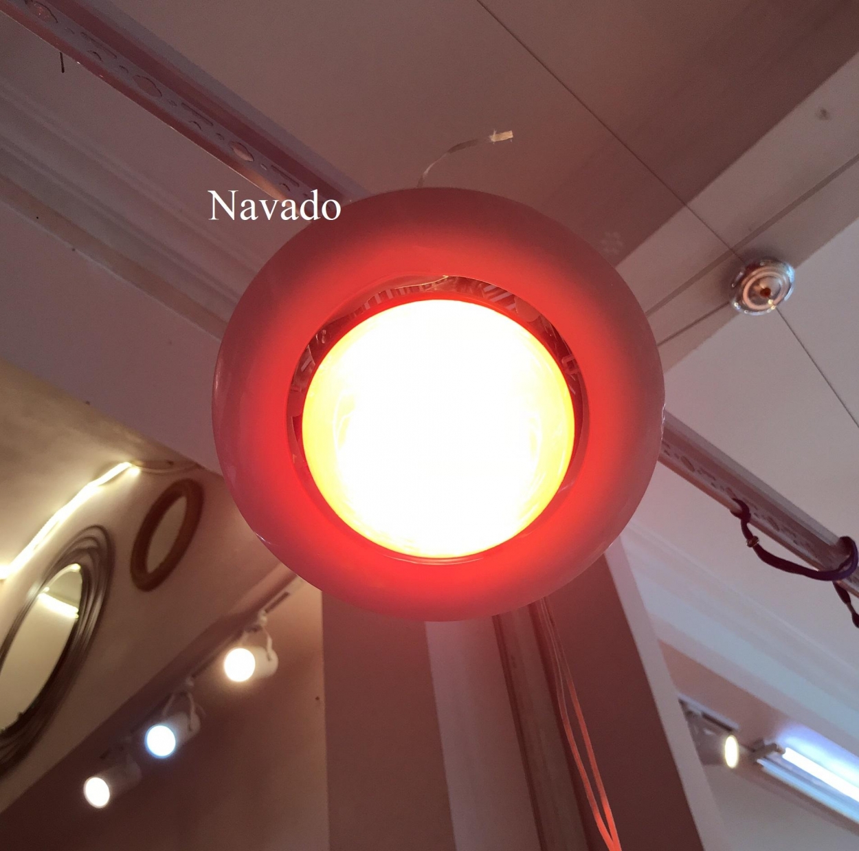 Đèn sưởi âm trần 2 bóng nhà tắm Navado được làm từ vật liệu chất lượng cao như nhựa PC thủy tinh chống cháy.
