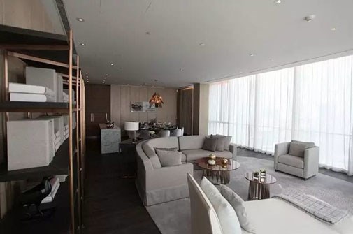 Phòng khách của căn hộ cao cấp trăm tỷ rộng lớn với tường kính nhìn ra ngoài sông Hoàng Phố tuyệt đẹp.