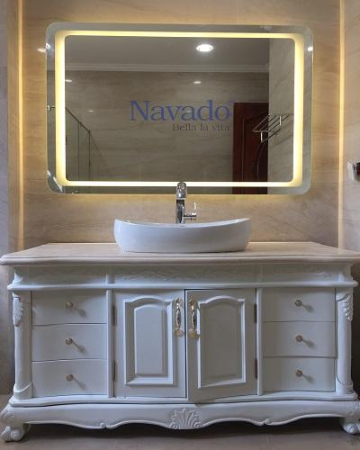 Chất lượng hình ảnh khi sử dụng gương phòng tắm cao cấp thường rất chân thực, màu sắc sống động, không méo mó, tinh tế nâng tầm không gian phòng tắm.