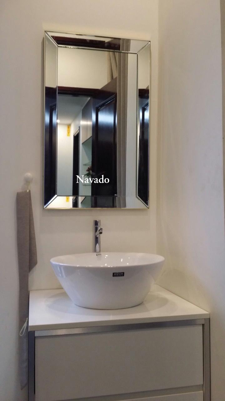 Đa số dòng gương nhà tắm cao cấp được tráng gương nhiều lớp giúp khả năng chống ố mốc cực cao, không bám nước, bàm bụi, dễ dàng vệ sinh