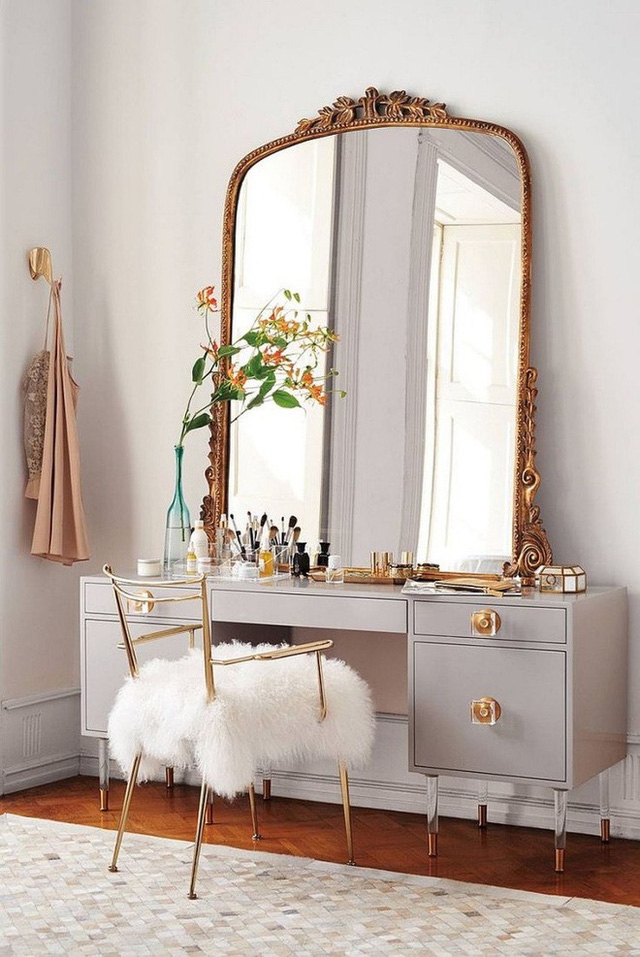 Gương soi toàn thân treo tường khi không nên đặt ở phòng ngủ, nếu được thì có thể đặt bàn trang điểm có gương ở cạnh giường.