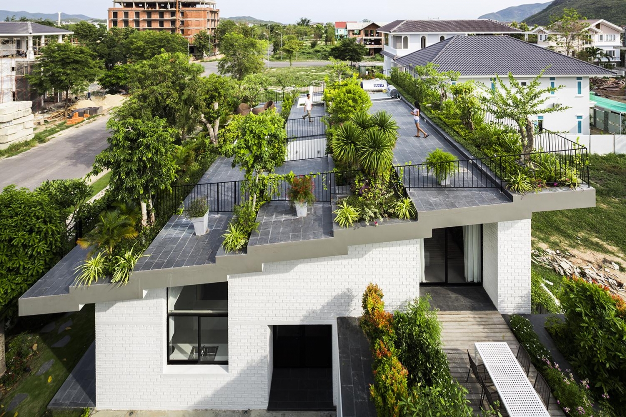 Toàn bộ phần mái của ngôi nhà là một khu vườn được thiết kế giật cấp giống như bậc thang. Đây là một trong những thiết kế nổi bật của nhóm kiến trúc sư VTN kết hợp cùng với ICADA.