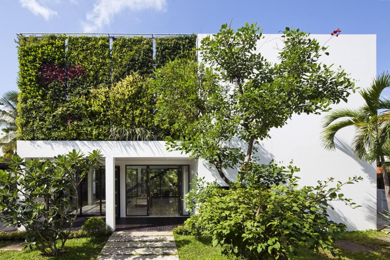 Với cửa kính và tường sơn trắng làm gia tăng lượng ánh sáng tự nhiên đi vào nhà, cùng với thiết kế cây phủ xanh bao quanh giúp căn nhà luôn trong trạng tháng mát mẻ. Đây là một thiết kế đến từ nhóm M++.