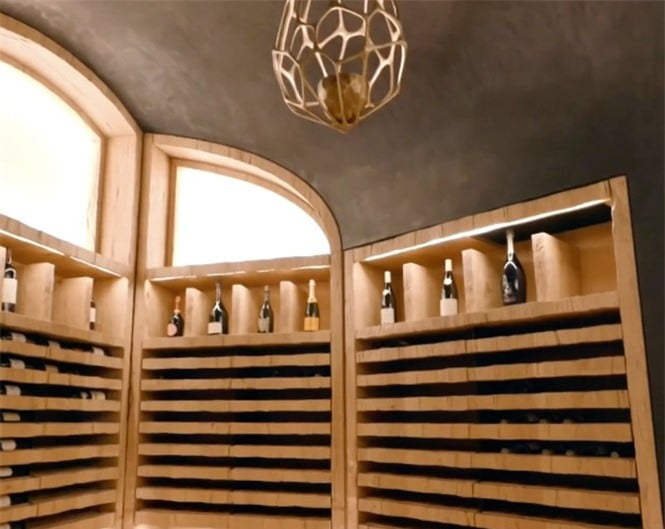Một hầm rượu lớn trong căn biệt thự dát vàng.