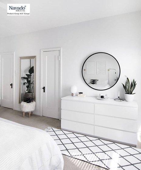Không chỉ là phòng khách, những chiếc gương trang trí nội thất cao cấp, kiểu dáng đơn giản cũng có thể sử dụng được trong phòng ngủ