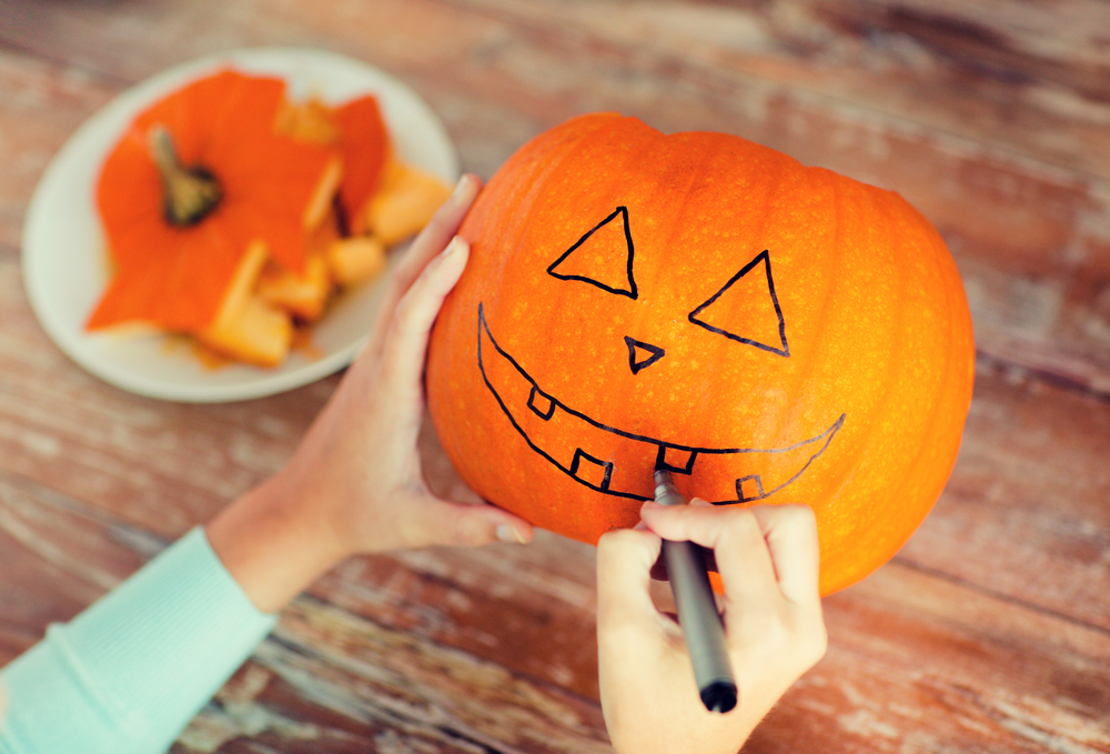 Cắt tỉa trái bí ngô và sử dụng nến ở bên trong. Ngoài việc cắt tỉa bí ngô thì bạn cũng có thể vẽ lên chúng để dùng trang trí lễ hội Halloween cho cửa hàng