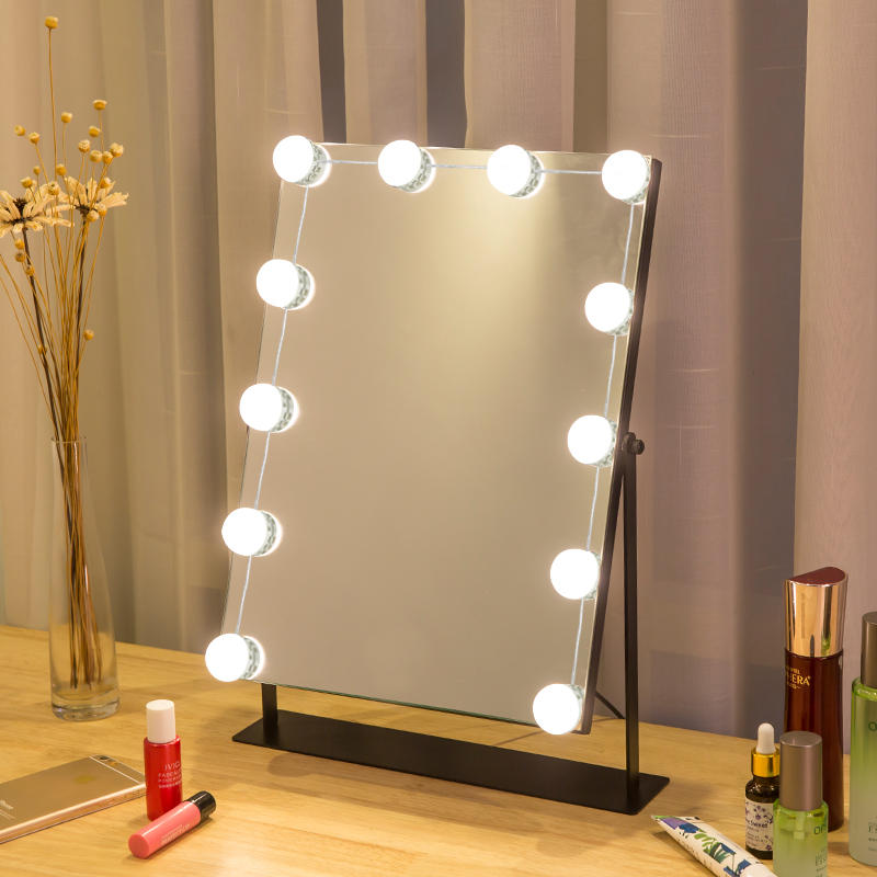 Gương được trang trí với những bóng đèn LED nổi xung quanh viền gương hoặc khung gương.