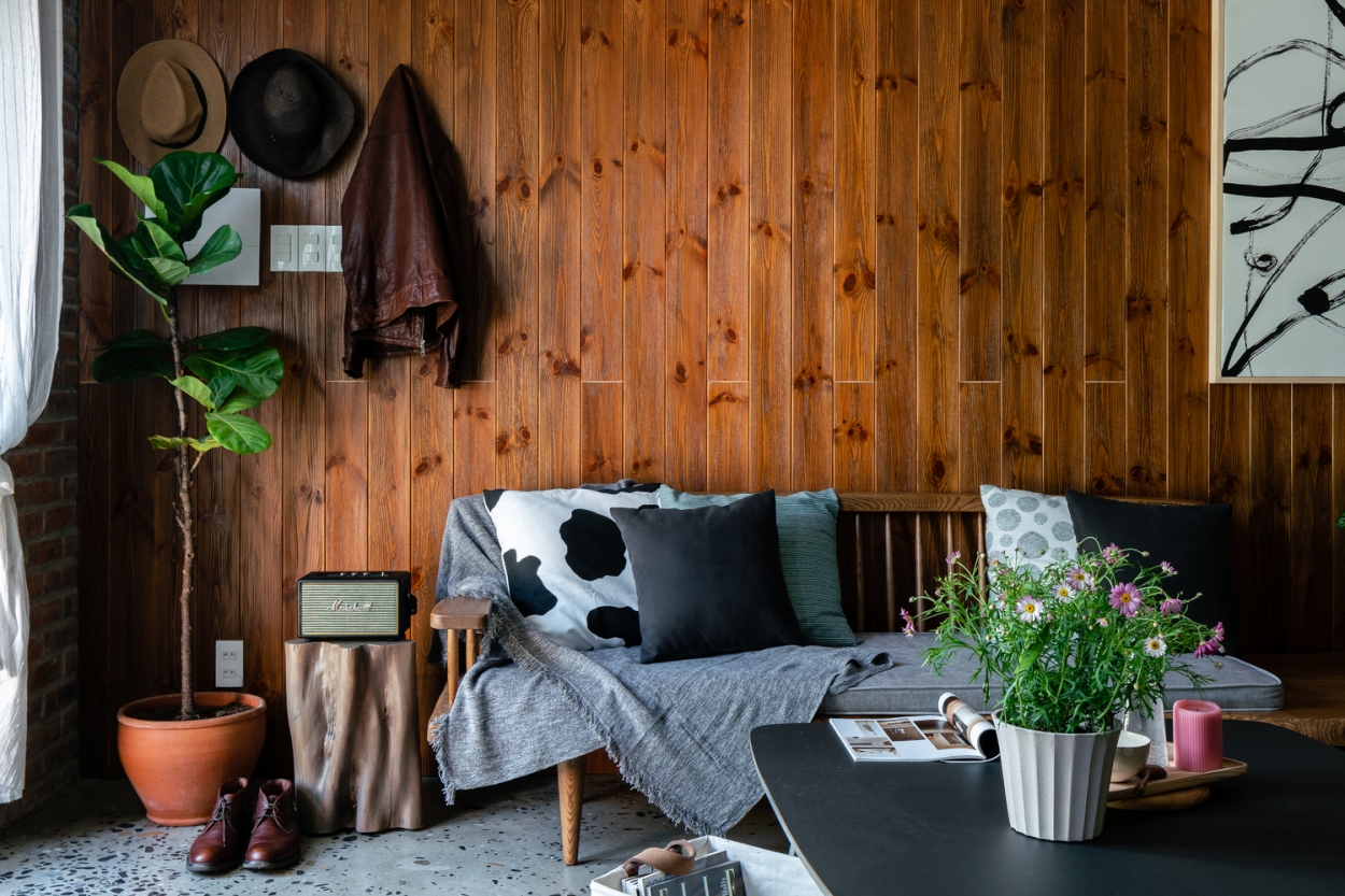 Phòng khách Cội house vô cùng gần gũi với thiên nhiên với những chậu cây, chất liệu gỗ.