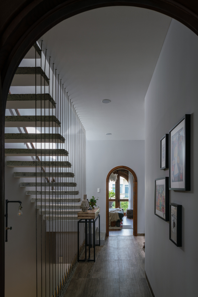 Những chiếc cầu thang kết nối tổng thể không gian nhà.