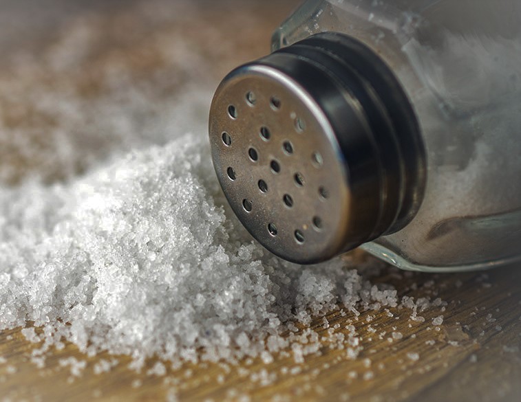 Muối là một trong những gia vị có sẵn giúp khử mùi nhà bếp hiệu quả nhất.