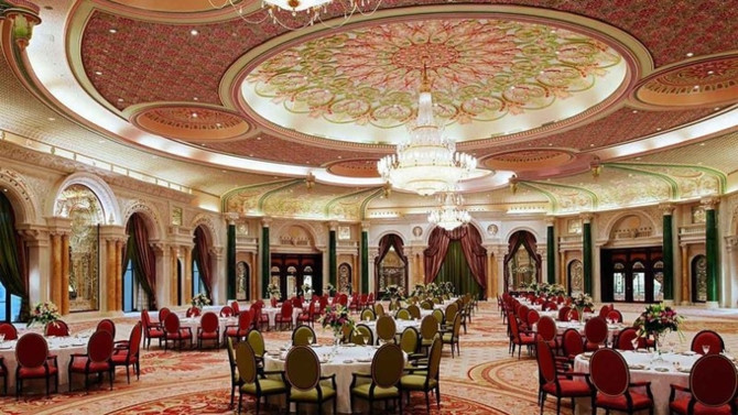 Ritz-Carlton được thiết kế sang trọng, xa hoa cực độ với nhà hàng 5 sao phục vụ món ăn bản địa và quốc tế.