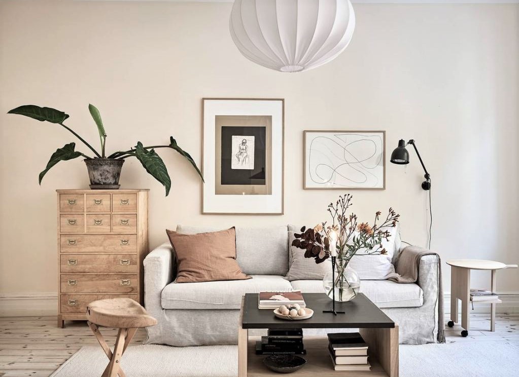 Màu xám của sofa cũng thường được sử dụng trong những ngôi nhà phong cách nội thất Bắc Âu vì sự đơn giản, dễ phối nội thất. Các phụ kiện nội thất được bù đắp cho nhau bằng cách trộn kết cấu và vật liệu lại với nhau.