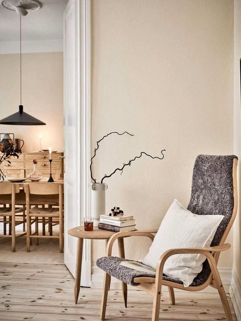 Ghế gỗ dùng trong phòng khách của Sarah không đánh bóng hoặc gia công quá kĩ bề mặt. Đây là đặc trưng của những sản phẩm gỗ của phong cách nội thất này.